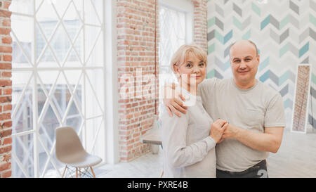 Cena in famiglia. Famiglia riceve gli ospiti, un incontro di festa. Felice Coppia matura, marito e moglie Foto Stock