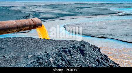 Le acque reflue industriali viene scaricato dal tubo nell'acqua. Foto Stock