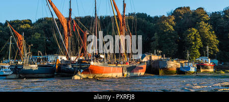 Il Tamigi chiatte Melissa e dietro di lei Xylonite sul Pin Mill. Foto Stock
