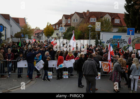 Dieburg, Germania. Il 23 ottobre 2018. Alcuni counter protester stand al di fuori sede. Il cancelliere tedesco Angela Merkel ha partecipato a una manifestazione politica del suo partito CDU in Dieburg in vista delle prossime elezioni statali dello stato tedesco di Hesse. Credito: Michael Debets/Alamy Live News Foto Stock