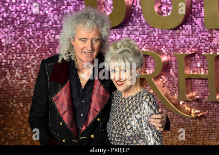 Londra, Regno Unito. Il 23 ottobre 2018. Queen's Brian May e moglie Anita Dobson arriva a livello mondiale per la premiere del film "Bohemian Rhapsody' al SSE Arena di Wembley. Credito: Stephen Chung / Alamy Live News Foto Stock