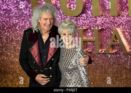 Londra, Regno Unito. Il 23 ottobre 2018. Queen's Brian May e moglie Anita Dobson arriva a livello mondiale per la premiere del film "Bohemian Rhapsody' al SSE Arena di Wembley. Credito: Stephen Chung / Alamy Live News Foto Stock