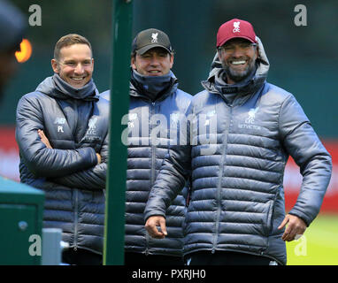 Melwood addestramento complesso, Liverpool, Regno Unito. 23 Ott, 2018. UEFA Champions League Football, Liverpool contro la Stella Rossa Belgrado conferenza stampa; Liverpool manager Jurgen Klopp gode di uno scherzo con i suoi assistenti Pepijn Linders e Peter Krawietz Credito: Azione Sport Plus/Alamy Live News Foto Stock