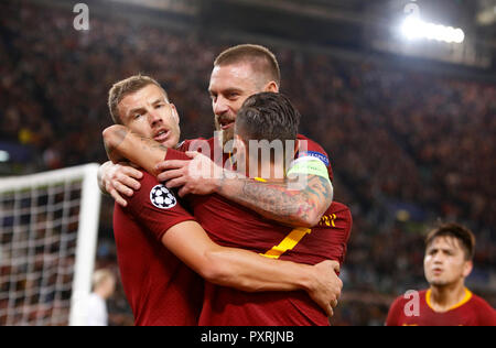 Roma, Italia, 23 ottobre, 2018. Roma's Edin Dzeko, sinistra, celebra con i suoi compagni di squadra Lorenzo Pellegrini, centro e Daniele De Rossi dopo il punteggio durante la Champions League gruppo G partita di calcio tra Roma e il CSKA Mosca presso lo Stadio Olimpico. Roma ha vinto 3-0. © Riccardo De Luca immagini di aggiornamento/ Alamy Live News Foto Stock