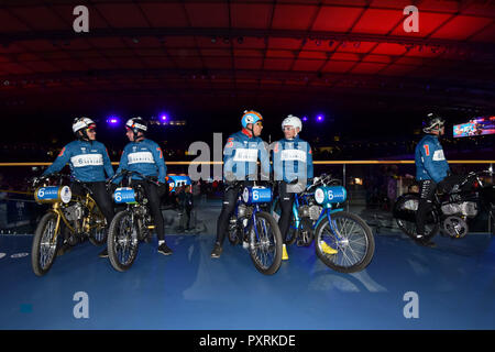 Londra, Regno Unito. 23 ottobre, 2018. Derny stimolatore del motore nel corso di Sei Giorni per Londra 2018 a Lee Valley Velopark, Queen Elizabeth Olympic Park Martedì, 23 ottobre 2018. Londra Inghilterra. (Solo uso editoriale, è richiesta una licenza per uso commerciale. Nessun uso in scommesse, giochi o un singolo giocatore/club/league pubblicazioni.) Credito: Taka Wu/Alamy Live News Foto Stock