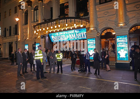 London Palladium di Londra, Regno Unito. Il 22 ottobre 2018; in attesa di Charles, Principe di Galles, il settantesimo compleanno gala show - "Siamo più divertito e sorpreso"; una serata spettacolo teatrale con comici, maghi, cantanti e celebrità. Credito: Andy Stehrenberger/Alamy Live News Foto Stock