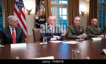 Il Presidente degli Stati Uniti, Trump fa una dichiarazione ai media come egli si prepara a ricevere un briefing da alti capi militari nel Cabinet Room della Casa Bianca di Washington, DC Martedì, Ottobre 23, 2018. Il Presidente ha preso le domande sulle proposte di forza dello spazio, immigrazione, il caravan e Arabia azioni nell'uccisione di Jamal Khashoggi. Da sinistra a destra: il Segretario alla difesa degli Stati Uniti James Mattis; il Presidente; US Marine Corps Generale Joseph F. Dunford, Presidente del Comune di capi di Stato Maggiore, e US Marine Corps generale Robert B. Neller, Comandante della Marine Corps. Credi Foto Stock