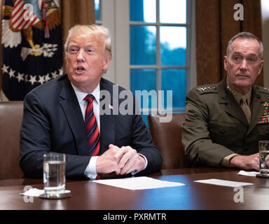 Il Presidente degli Stati Uniti, Trump fa una dichiarazione ai media come egli si prepara a ricevere un briefing da alti capi militari nel Cabinet Room della Casa Bianca di Washington, DC Martedì, Ottobre 23, 2018. Il Presidente ha preso le domande sulle proposte di forza dello spazio, immigrazione, il caravan e Arabia azioni nell'uccisione di Jamal Khashoggi. Guardando da destra è US Marine Corps Generale Joseph F. Dunford, Presidente del Comune di capi di Stato Maggiore. Credito: Ron Sachs/Piscina via CNP | Utilizzo di tutto il mondo Foto Stock