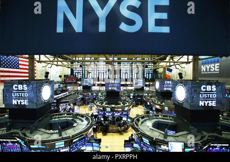 Pechino, USA. Xiii Apr, 2018. I trader lavorano presso il New York Stock Exchange di New York, gli Stati Uniti, il 13 aprile 2018. Credito: Qin lang/Xinhua/Alamy Live News Foto Stock