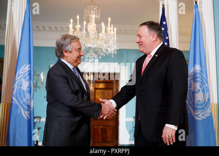 Washington, Stati Uniti d'America. 23 Ott, 2018. Stati Uniti Il segretario di Stato Mike Pompeo (R) si riunisce con il Segretario Generale delle Nazioni Unite Antonio Guterres presso l'U.S. Il Dipartimento di Stato a Washington, DC, Stati Uniti, su Ott. 23, 2018. Credito: Liu Jie/Xinhua/Alamy Live News Foto Stock