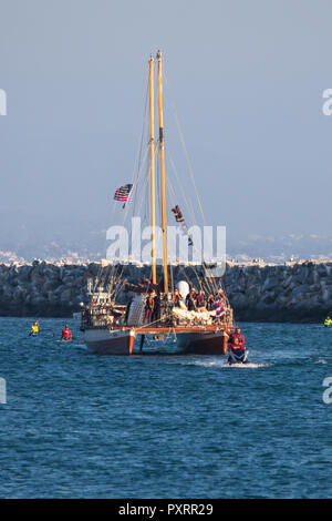 Dana Point California USA 23 Ott 2018. Hikianalia un tradizionale polinesiano canoa voyaging arrivando in Dana Point California ha navigato oltre 2.800 miglia dalle coste delle Hawaii attraverso il Pacifico del Nord che porta un messaggio di Mālama Honua - la cura per la nostra isola la massa Credito: Duncan Selby/Alamy Live News Foto Stock