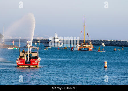 Dana Point California USA 23 Ott 2018. Hikianalia un tradizionale polinesiano canoa voyaging arrivando in Dana Point California ha navigato oltre 2.800 miglia dalle coste delle Hawaii attraverso il Pacifico del Nord che porta un messaggio di Mālama Honua - la cura per la nostra isola la massa Credito: Duncan Selby/Alamy Live News Foto Stock