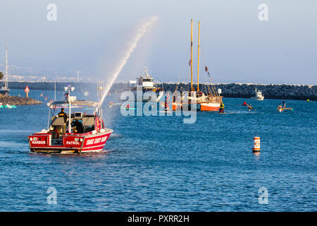 Dana Point California USA 23 Ott 2018. Hikianalia un tradizionale polinesiano canoa voyaging arrivando in Dana Point California ha navigato oltre 2.800 miglia dalle coste delle Hawaii attraverso il Pacifico del Nord che porta un messaggio di Mālama Honua - la cura per la nostra isola la massa Credito: Duncan Selby/Alamy Live News Foto Stock