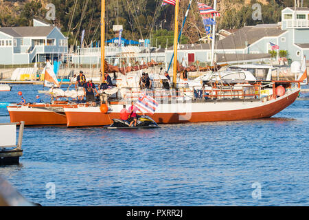 Dana Point California USA 23 Ott 2018. Hikianalia un tradizionale polinesiano canoa voyaging arrivando in Dana Point California ha navigato oltre 2.800 miglia dalle coste delle Hawaii attraverso il Pacifico del Nord che porta un messaggio di Mālama Honua - la cura per la nostra isola la massa Credito: Duncan Selby/Alamy Live News Foto Stock