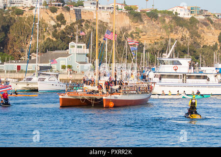 Dana Point California USA 23 Ott 2018. Hikianalia un tradizionale polinesiano canoa voyaging arrivando in Dana Point California ha navigato oltre 2.800 miglia dalle coste delle Hawaii attraverso il Pacifico del Nord che porta un messaggio di Mālama Honua - la cura per la nostra isola la massa Credito: Duncan Selby/Alamy Live News Foto Stock