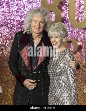 Londra, Regno Unito. 23 Ott, 2018. Brian May e Anita Dobson assiste la prima mondiale di "Bohemian Rhapsody' a SSE Wembley Arena. Credito: Gary Mitchell SOPA/images/ZUMA filo/Alamy Live News Foto Stock