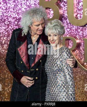 Brian May e Anita Dobson assiste la prima mondiale di "Bohemian Rhapsody' a SSE Wembley Arena. Foto Stock