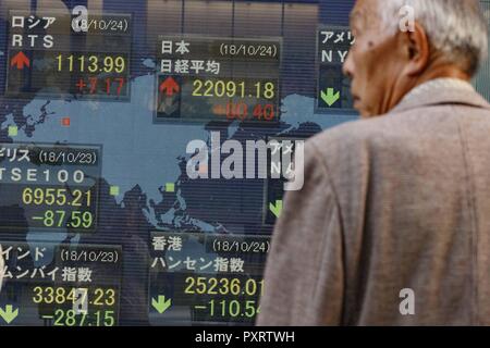 Tokyo, Giappone. 24 ott 2018. Un uomo guarda un magazzino elettronico di bordo che mostra in Giappone il Nikkei stock medio in Tokyo. Il Nikkei 225 Stock rose media 80.40 punti o 0,37 percento a 22,091.18 mercoledì come un risultato di mercati cinesi recuperato. Credito: Rodrigo Reyes Marin/ZUMA filo/Alamy Live News Foto Stock