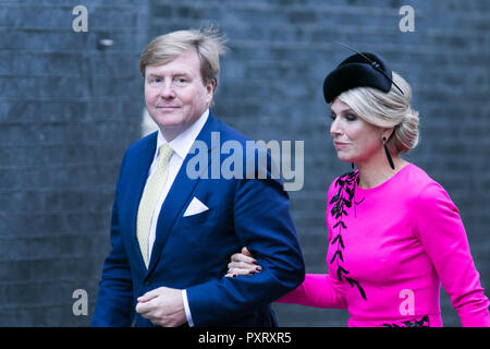 Londra REGNO UNITO. Il 24 ottobre 2018. Willem-Alexander re e regina Máxima dei Paesi Bassi sono stati accolti a Downing Street dal Primo Ministro Theresa Maggio Credito: amer ghazzal/Alamy Live News Foto Stock