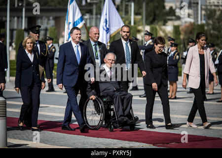 Gerusalemme. 24 ott 2018. Il Parlamento tedesco (Bundestag) presidente Wolfgang Schauble (C) si siede nella sua sedia a rotelle accompagnato dal Presidente della Knesset Yuli-Yoel Edelstein (3-L) durante una cerimonia di benvenuto alla Knesset. Credito: Ilia yefimovich/dpa/Alamy Live News Foto Stock