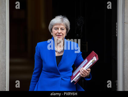 Londra, Regno Unito. 24 ott 2018. Il primo ministro, Theresa Maggio, foglie 10 di Downing Street per andare al Parlamento europeo per il primo ministro di domande.ella è venuta sempre più sotto pressione per fissare un Brexit trattativa. Credito: Tommy Londra/Alamy Live News Foto Stock