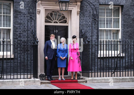 Londra 24 ottobre 2018. Il primo ministro Theresa Maggio saluta re- Willem Alexander e la Regina Maxima dei Paesi Bassi al n. 10 di Downing Street. Credito: Claire Doherty/Alamy Live News Foto Stock