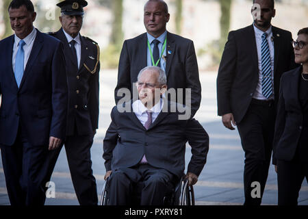 Gerusalemme. 24 ott 2018. Il Parlamento tedesco (Bundestag) presidente Wolfgang Schauble (C) si siede nella sua sedia a rotelle accompagnato dal Presidente della Knesset Yuli-Yoel Edelstein (L) durante una cerimonia di benvenuto alla Knesset. Credito: Ilia yefimovich/dpa/Alamy Live News Foto Stock