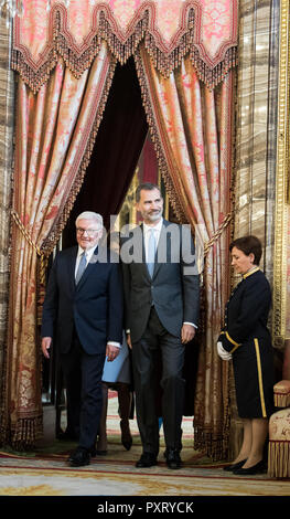 Madrid, Spagna. 24 ott 2018. Il Presidente federale Frank-Walter Steinmeier (l) e il re spagnolo Felipe vi venite ad una parata nel palazzo del re (Palacio Real). Presidente Steinmeier e sua moglie sono su una due giorni di visita in Spagna. Credito: Bernd von Jutrczenka/dpa/Alamy Live News Foto Stock