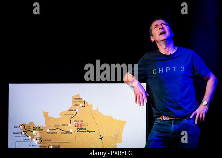 Edinburgh, Regno Unito. Il 23 ottobre 2018. ITV's cycling commentatore Ned Boulting sul palco durante il suo "Tour de Ned' mostrano in corrispondenza del gruppo Roxy a Edimburgo, Scozia. Credito: Andy Catlin/Alamy Live News Foto Stock