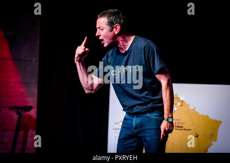 Edinburgh, Regno Unito. Il 23 ottobre 2018. ITV's cycling commentatore Ned Boulting sul palco durante il suo "Tour de Ned' mostrano in corrispondenza del gruppo Roxy a Edimburgo, Scozia. Credito: Andy Catlin/Alamy Live News Foto Stock