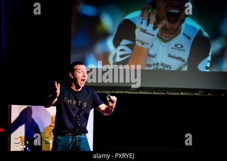 Edinburgh, Regno Unito. Il 23 ottobre 2018. ITV's cycling commentatore Ned Boulting sul palco durante il suo "Tour de Ned' mostrano in corrispondenza del gruppo Roxy a Edimburgo, Scozia. Credito: Andy Catlin/Alamy Live News Foto Stock