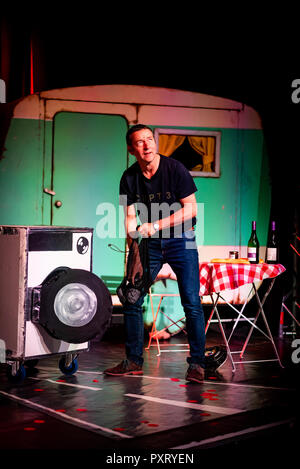 Edinburgh, Regno Unito. Il 23 ottobre 2018. ITV's cycling commentatore Ned Boulting sul palco durante il suo "Tour de Ned' mostrano in corrispondenza del gruppo Roxy a Edimburgo, Scozia. Credito: Andy Catlin/Alamy Live News Foto Stock