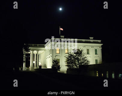 Washington, Stati Uniti d'America. 23 Ott, 2018. Luna piena sopra la casa bianca da ovest viale di accesso alla Casa Bianca a Washington DC, martedì 23 ottobre, 2018. Credito: Ron Sachs/CNP | Utilizzo di credito in tutto il mondo: dpa/Alamy Live News Foto Stock