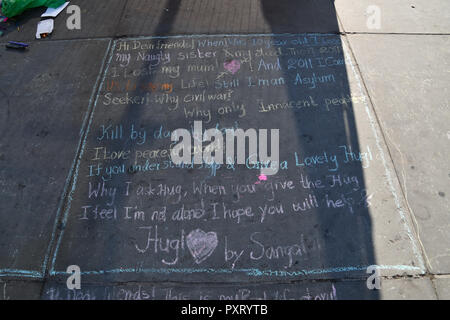 Trafalgar Square, Londra. 24 ott 2018. Regno Unito Meteo: UN RIFUGIATO la posa sul pavimento dopo aver finito di chalk iscritto in Trafalgar Square, London, Regno Unito 24 ottobre 2018 Credit: capitale dell'immagine/Alamy Live News Foto Stock