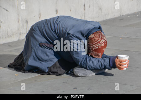 Trafalgar Square, Londra. 24 ott 2018. Regno Unito Meteo: un mendicante in Trafalgar Square, London, Regno Unito 24 ottobre 2018 Credit: capitale dell'immagine/Alamy Live News Foto Stock