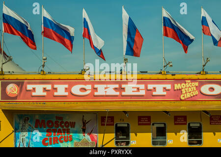 Londra, Regno Unito. 24 ott 2018. L'esterno - Gostinitsa una nuova esperienza di circo che unisce il Moscow State Circus con la Golden Age di Hollywood con premiato clown, il Duo Chervotkins, guidando il pubblico attraverso l'Hotel di curiosità. La mostra è su Clapham Common fino a domenica 28 ottobre del credito: Guy Bell/Alamy Live News Foto Stock