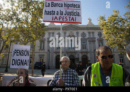 Madrid, Spagna. 24 ott 2018. Un manifestante visto in posa davanti alla Corte Suprema di Cassazione con un cartello scritto sulla banca ipotecaria fino alla giustizia durante la protesta.centinaia di titolari di pensioni o di rendite e anti-sfratto attivisti protesta dinanzi alla Corte suprema contro la precarietà delle pensioni e la decisione di rivedere la dottrina di una sentenza in cui si afferma che le banche devono pagare la tassa su un mutuo e non le persone. Credito: Lito Lizana/SOPA Immagini/ZUMA filo/Alamy Live News Foto Stock