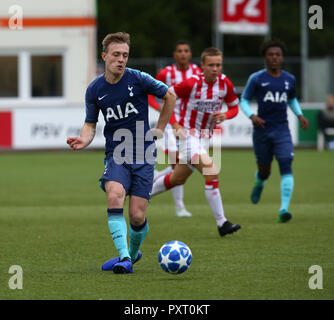 Eindhoven, Paesi Bassi. Ottobre 24. 2018 Oliver Skipp del Tottenham Hotspur durante UAFA Youth League Group B match tra PSV Eindhoven e Tottenham Hotspur al complesso di formazione De Herdgang, Eindhoven , Paesi Bassi il 24 Ott 2018. Azione di Credito Foto Sport Credit: Azione Foto Sport/Alamy Live News Foto Stock