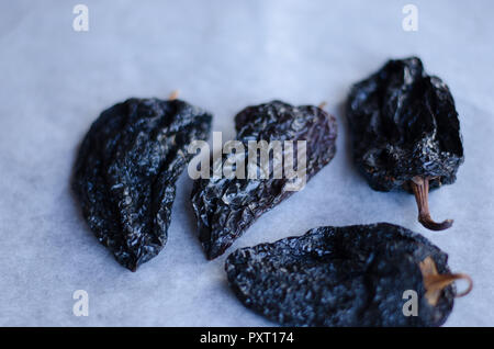 Un gruppo di peperoncini secchi, ancho e chipotle. Smokey. Foto Stock