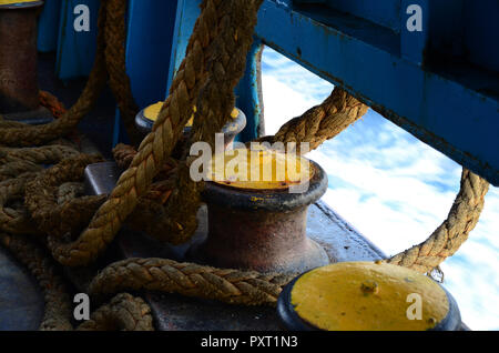 Funi di ormeggio bitte su un traghetto. Messa a fuoco selettiva Foto Stock