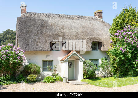 Cottage con il tetto di paglia, strada principale, West Lulworth, Dorset, England, Regno Unito Foto Stock