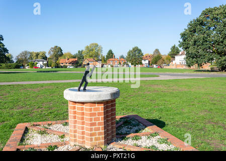 Millennium cricket meridiana sulla Holyport verde, Holyport, Berkshire, Inghilterra, Regno Unito Foto Stock