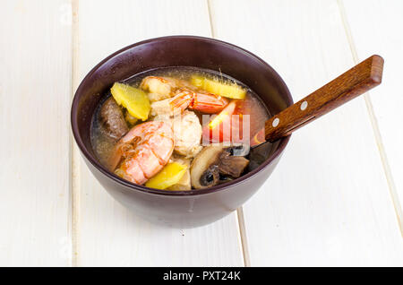 Cucina asiatica. Zuppa di gamberetti, funghi, pollo, lo zenzero. Foto Studio Foto Stock