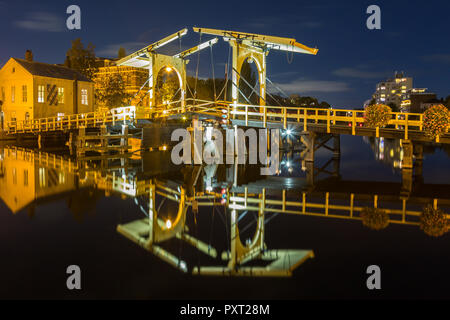 Ponte di Rembrandt e di riflessione nel fiume rijn nella città di Leiden di notte, Holland, Paesi Bassi. Foto Stock