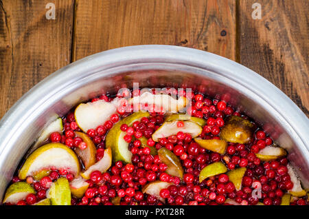 La cottura di pere fresche e cranberry. Foto Studio Foto Stock