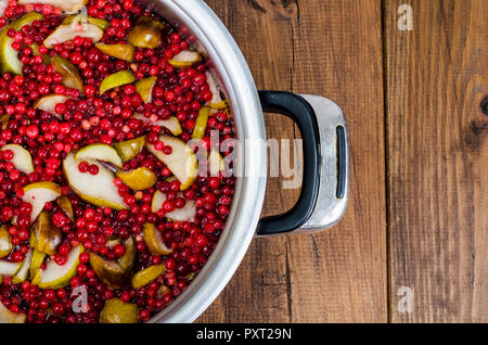 La cottura di pere fresche e cranberry. Foto Studio Foto Stock