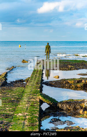 MARGATE, KENT, Regno Unito - 10Oct2018: un altro tempo è una serie di 100 sculture di Anthony Gormley che sono posizionati intorno al mondo. Questo esempio è fuori Foto Stock