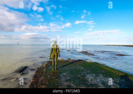 MARGATE, KENT, Regno Unito - 10Oct2018: un altro tempo è una serie di 100 sculture di Anthony Gormley che sono posizionati intorno al mondo. Questo esempio è fuori Foto Stock