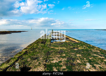 MARGATE, KENT, Regno Unito - 10Oct2018: un altro tempo è una serie di 100 sculture di Anthony Gormley che sono posizionati intorno al mondo. Questo esempio è fuori Foto Stock