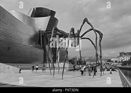 Vista del museo Guggenheim in bianco e nero, Bilbao, Paesi Baschi. Foto Stock